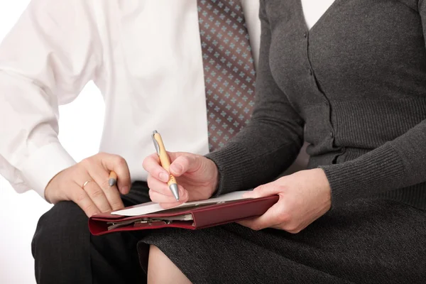 Frau und Mann in Grau schreiben mit Stift auf Papier. — Stockfoto