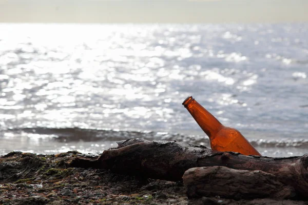 Fles op strand — Stockfoto