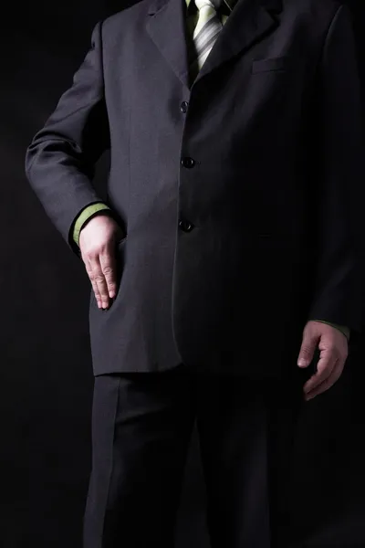 Mężczyzna w czarnej koszuli i krawata — Zdjęcie stockowe
