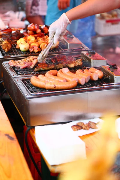 烤的香肠和肉在烧烤架上 — 图库照片