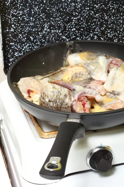 タラ魚 - 魚の切り身 - sth をフライパンで焼く — ストック写真