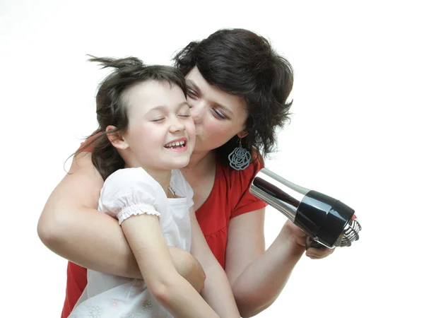 Мама и ребенок, девочка сушки волос — стоковое фото