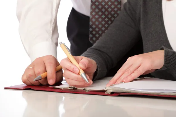 Vrouw en man schrijven pen op papier geïsoleerd — Stockfoto