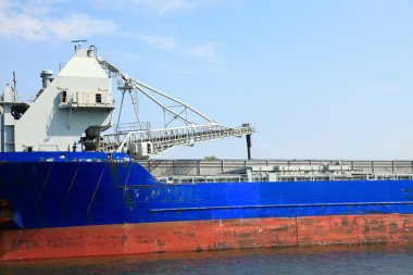 bir limanda bir gemi boşaltma Vinçler