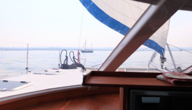 tekne porthole yelkenli görünümü mavi okyanus deniz gökyüzü ufukta