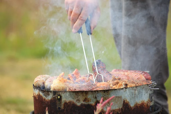 焚き火焚き火火炎バーベキューでステーキを焼き — ストック写真
