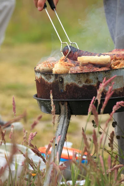 焚き火焚き火火炎バーベキューでステーキを焼き — ストック写真