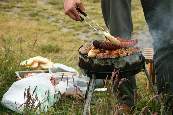 Fogata hoguera fogata llamas asar filete en la barbacoa — Foto de Stock