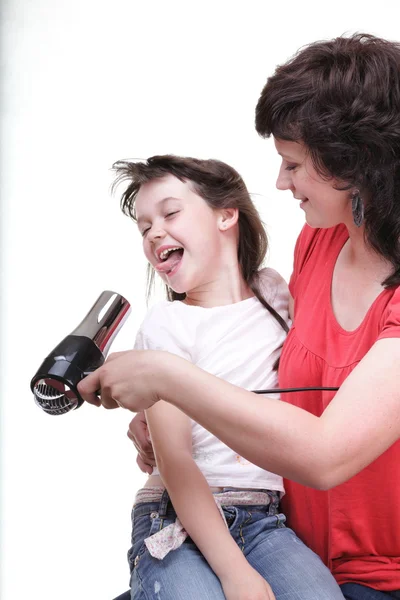 Frau und Tochter kleine Mädchen trocknet Haare isoliert — Stockfoto