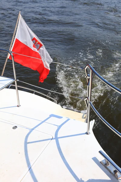 Флаг Польши на яхтенном море — стоковое фото