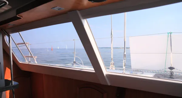 Barco porthole veleiro vista azul oceano céu horizonte do mar — Fotografia de Stock