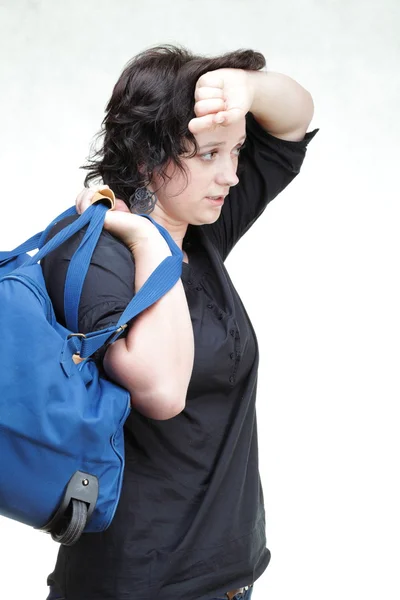 Femme fatiguée et sac d'épaule isolé — Photo