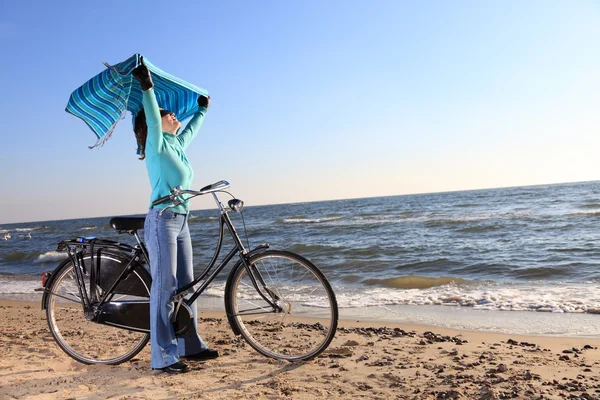 Woman and shawl at sea shore — Stock Photo, Image