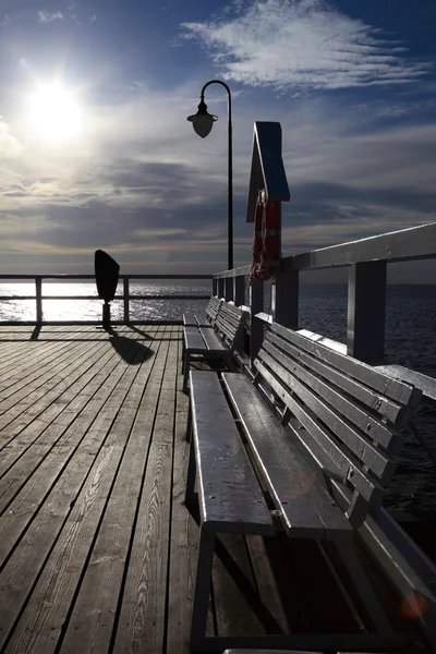 Sonne und Himmel am Pier — Stockfoto