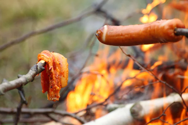 Şenlik ateşi kamp ateşi yangın alevleri Steak Barbekü Izgara — Stok fotoğraf