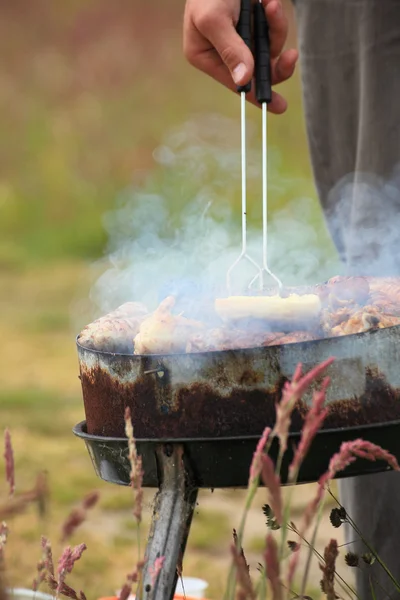 Şenlik ateşi kamp ateşi yangın alevleri biftek Barbekü Izgara — Stok fotoğraf