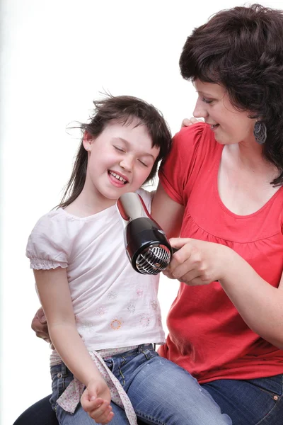 Жінка і дочка Маленька дівчинка сушить волосся ізольовано — стокове фото