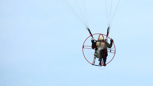 Låg syn på en motor paraglider himmel — Stockfoto