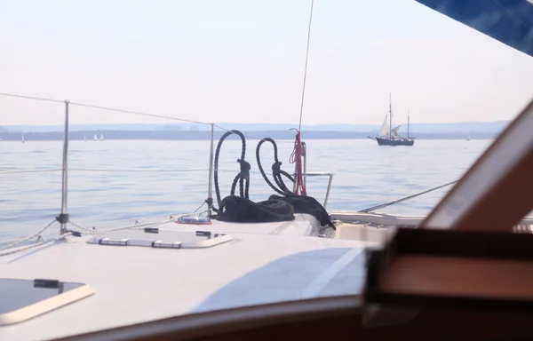 Tekne porthole yelkenli görünümü mavi okyanus deniz gökyüzü ufukta — Stok fotoğraf