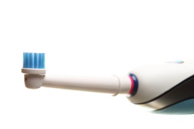 Elektrikli diş fırçası beyaza izole edildi
