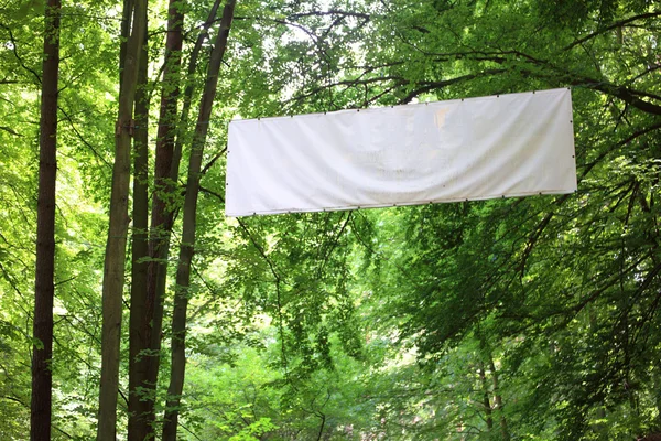 Leere weiße Tafel Banner grüne Bäume — Stockfoto