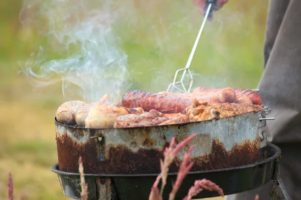 Fogata hoguera fogata llamas asar filete en la barbacoa —  Fotos de Stock