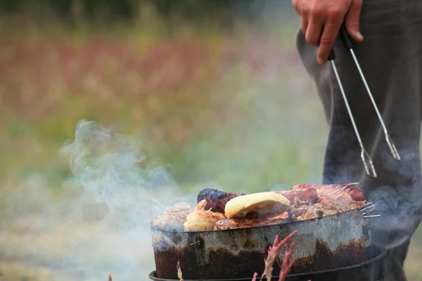 Bonfire campfire fire Flames grilling steak on the BBQ — Stock Photo, Image
