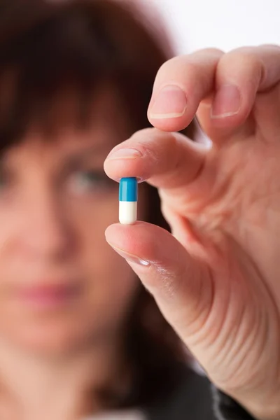 kadının elinde haplar