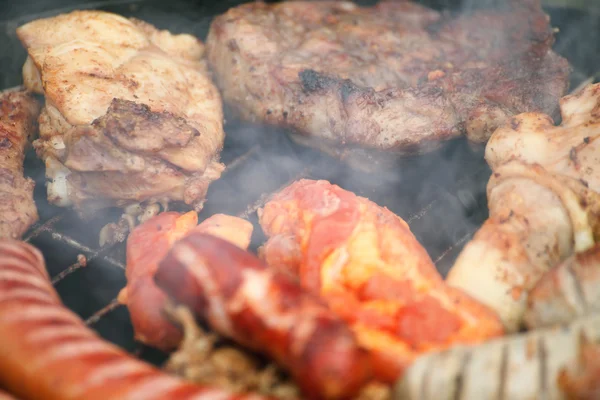 Fogata hoguera fogata llamas asar filete en la barbacoa —  Fotos de Stock