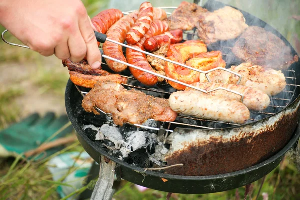Falò falò fuoco fiamme grigliate bistecca sul barbecue — Foto Stock
