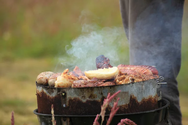 Oheň táboráku palbu plameny grilování steak na bbq — Stock fotografie