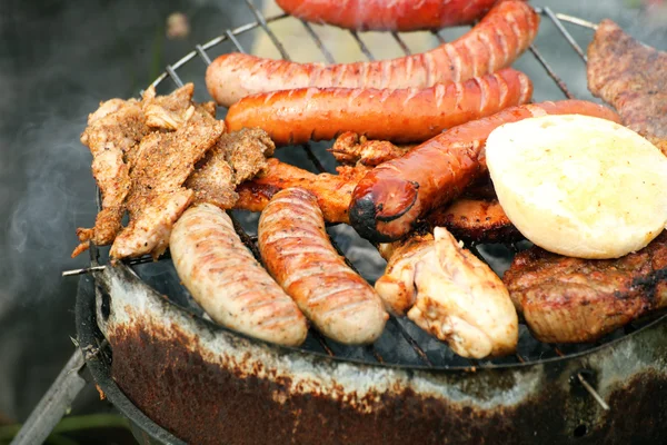 Fogata hoguera fogata llamas asar filete en la barbacoa —  Fotos de Stock