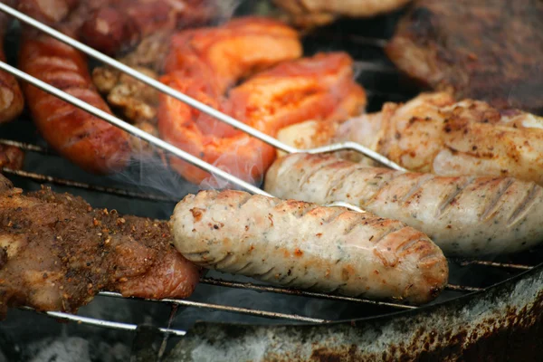 Máglya tábortűz tűz, lángok, grillezés steak a grill — Stock Fotó