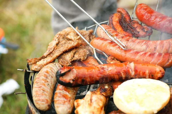 Fogata hoguera fogata llamas asar filete en la barbacoa — Foto de Stock