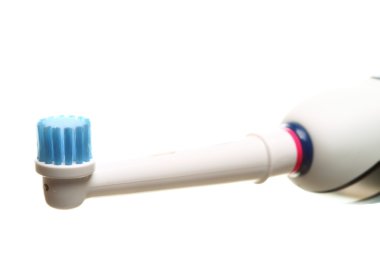 Elektrikli diş fırçası beyaza izole edildi
