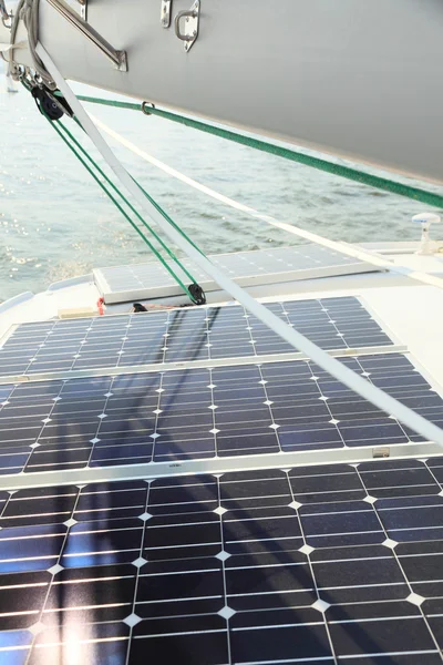 Paneles solares cargando baterías a bordo de un barco de vela — Foto de Stock