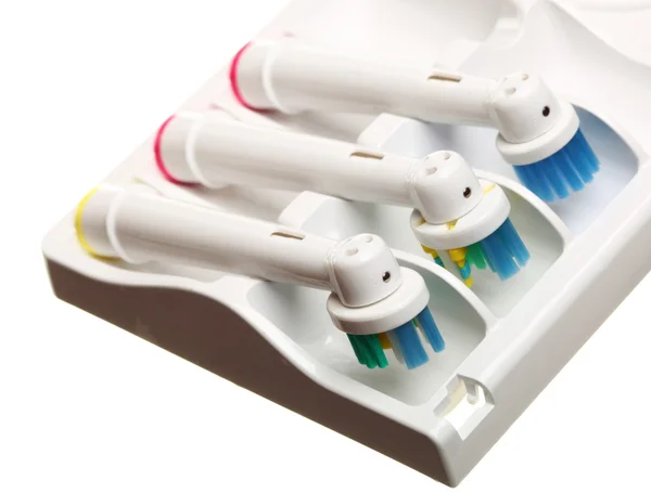 Elektrikli diş fırçası beyaza izole edildi
