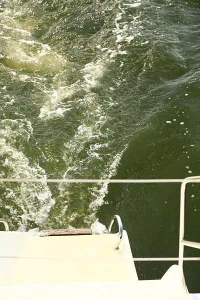 Boeg van een schip maakt wake water — Stockfoto