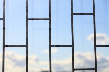 metalen balken blauwe hemel achtergrond storm, tempest