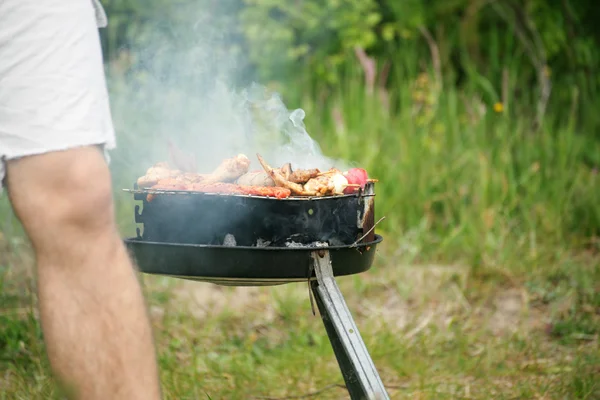 Falò falò fuoco fiamme grigliate bistecca barbecue — Foto Stock