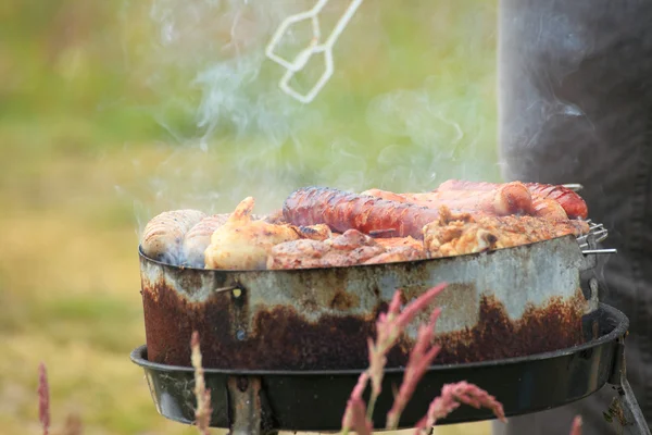 Oheň táboráku palbu plameny grilování steak na bbq — Stock fotografie