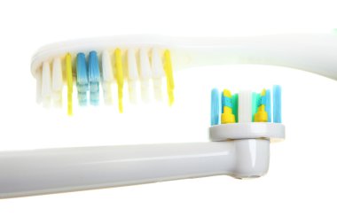 Elektrikli diş fırçası beyaza izole edildi