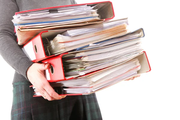 Bir yığın dosya taşıyan kadın ofis çalışanı.