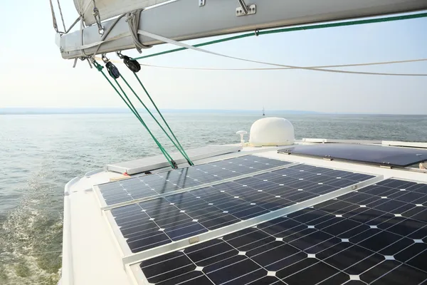 Paneles solares cargando baterías a bordo de un barco de vela — Foto de Stock