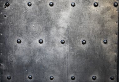 siyah metal plaka veya zırh dokulu ve perçin çivileri