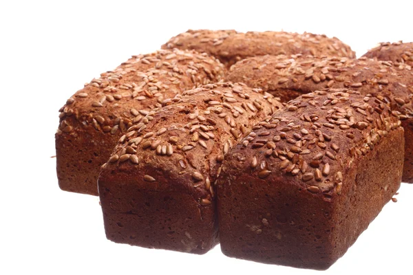 Brot auf weißem Hintergrund stapeln — Stockfoto