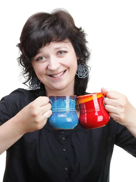 Femme tenant une tasse rouge et bleue, isolée — Photo