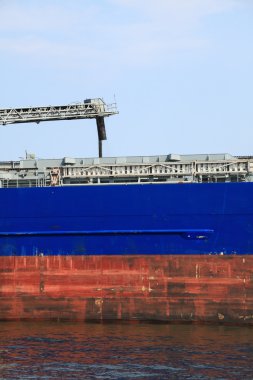 bir limanda bir gemi boşaltma Vinçler