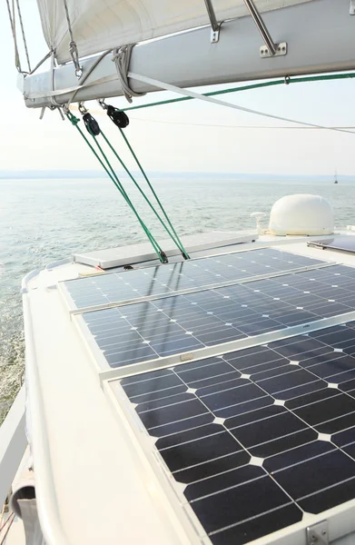 Paneles solares cargando baterías a bordo de un barco de vela —  Fotos de Stock