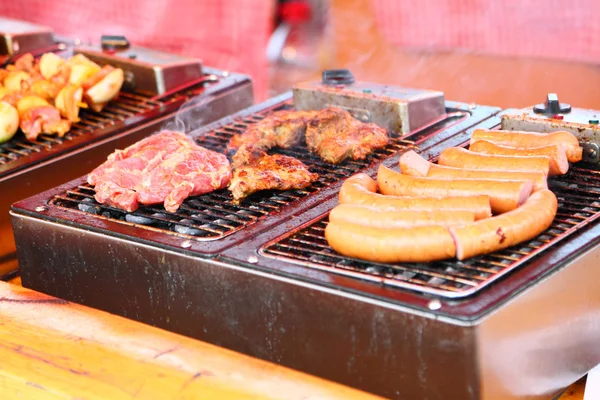 Roston sült kolbász és a húst a barbecue — Stock Fotó